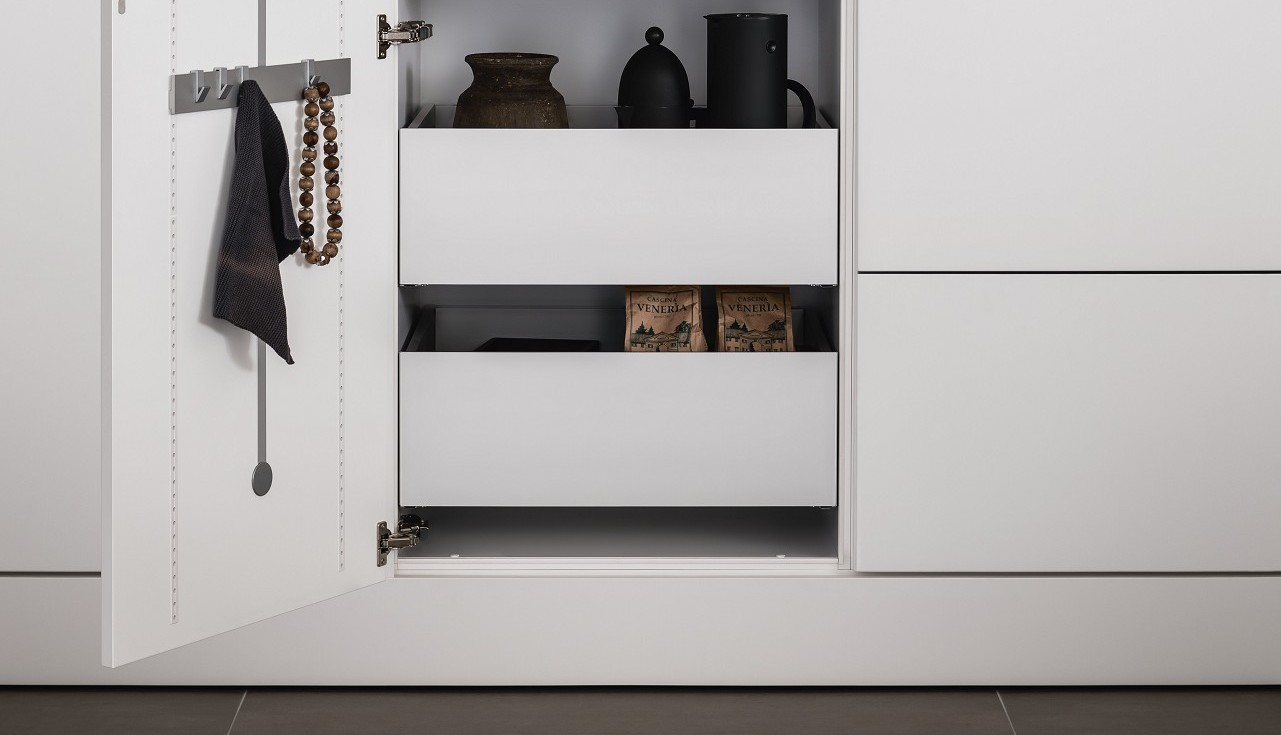 [Translate to English:] Blick in einen SieMatic Hochschrank mit MultiMatic Innenschubk?sten